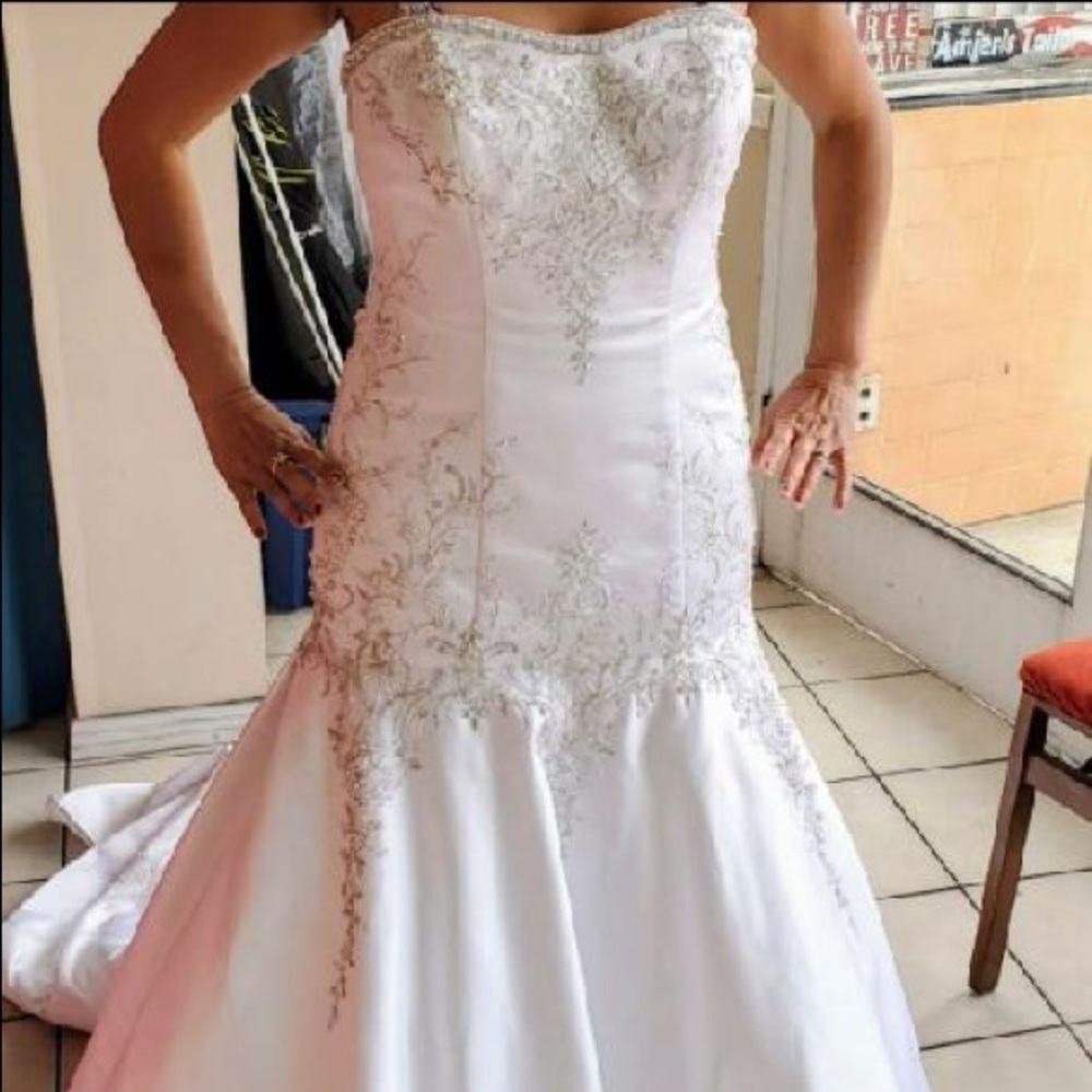 Davids Bridal Sample White wedding dress
